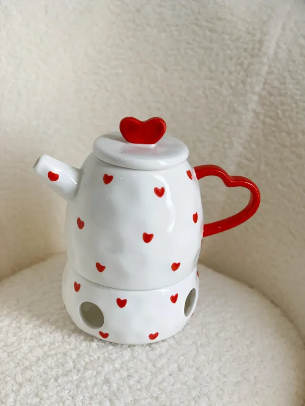 أبريق قلوب مع قاعدة