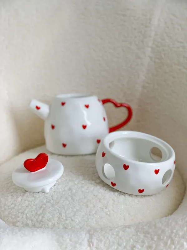 أبريق قلوب مع قاعدة