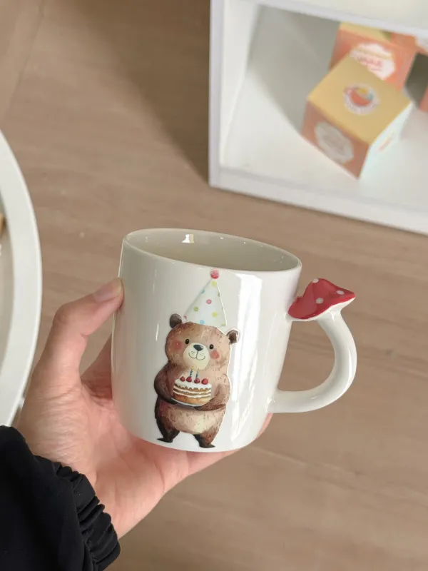 كوب يوم الميلاد يد مع فطر