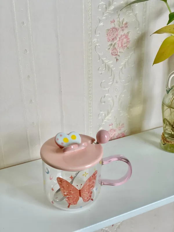 كوب شفاف فراشة مع غطاء وملعقة