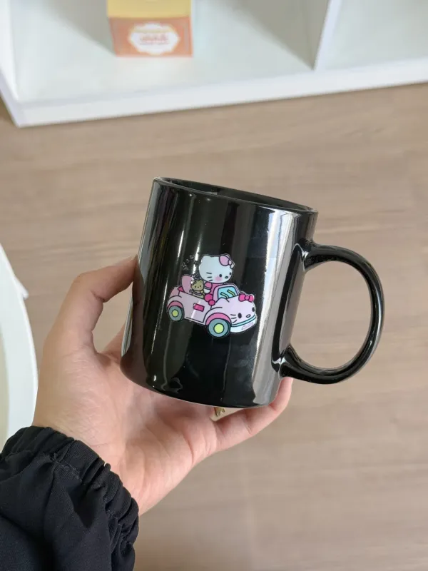 كوب أسود رسمة هيلو كيتي