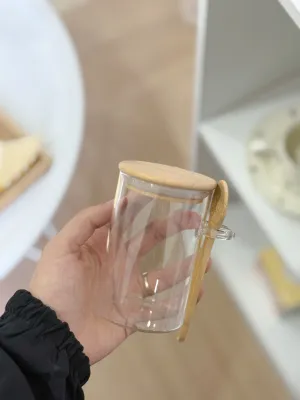 مرطبان زجاج صغير مع ملعقة خشب