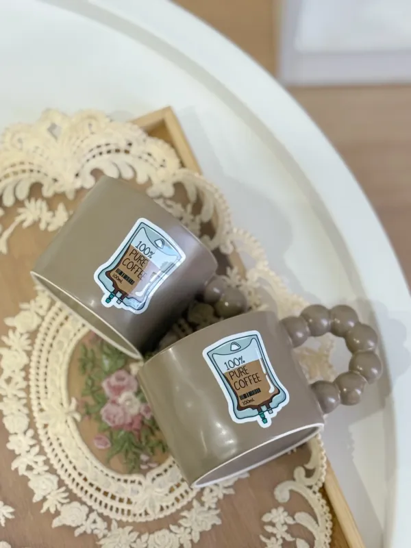 كوب عشاق القهوة يد لؤلؤية