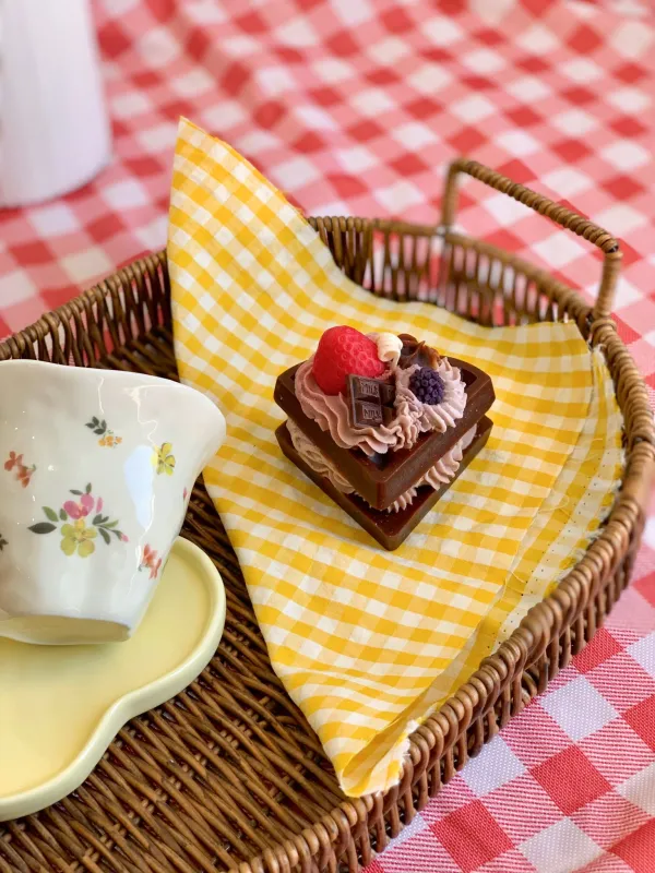 شمعة شكل كيكة شوكلاتة🍫