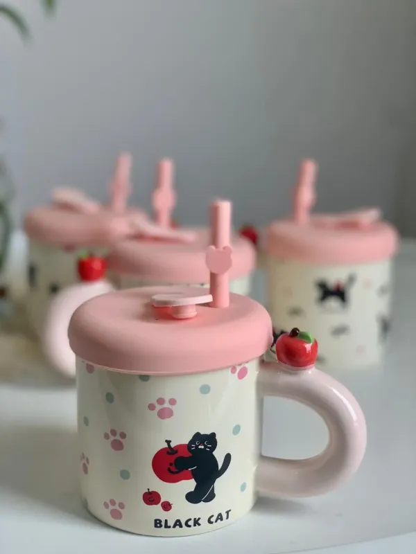 كوب مع غطاء و مصاصة