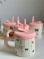 كوب مع غطاء و مصاصة