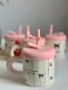 كوب مع غطاء و مصاصة