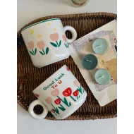 كوب ابيض برسمات ورد