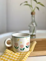 كوب ابيض برسمات ورد