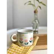 كوب ابيض برسمات ورد