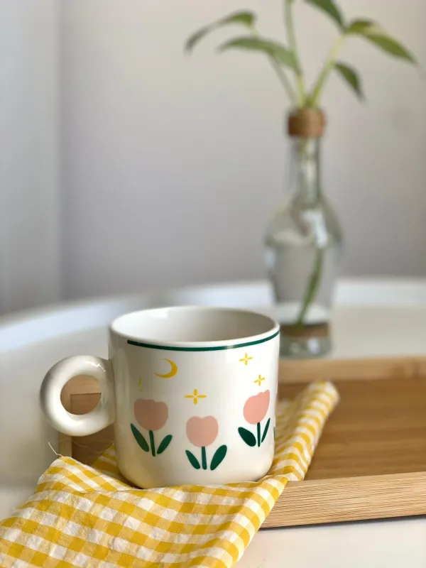 كوب ابيض برسمات ورد