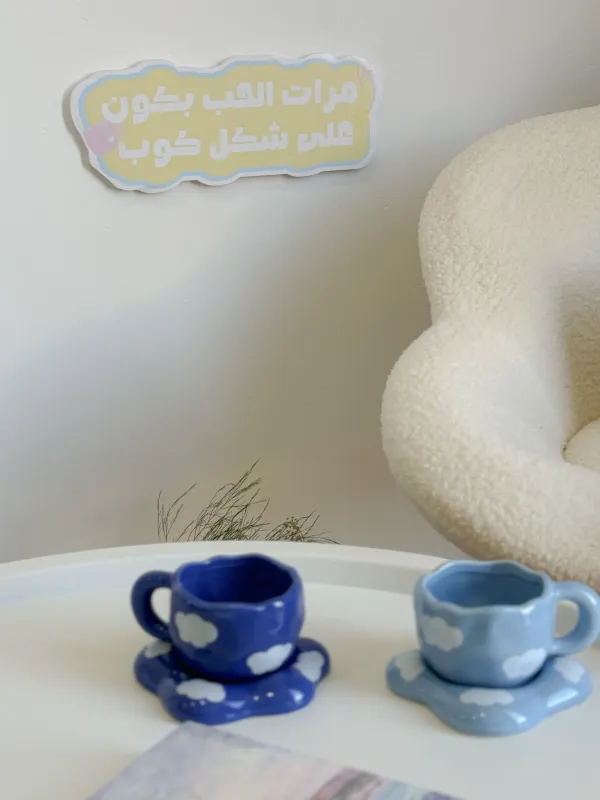 فنجان حجم صغير مع طباعة غيوم