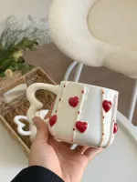 كوب كبير مع قلوب بارزة