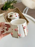 كوب كبير مع قلوب بارزة