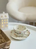 فنجان أبيض مع قلوب ملونة-