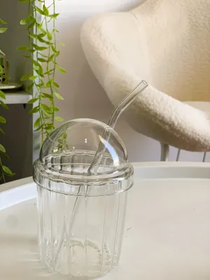 كوب شفاف مع غطاء زجاج ومصاصة