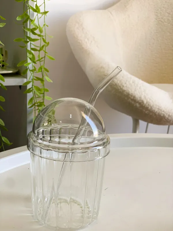 كوب شفاف مع غطاء زجاج ومصاصة