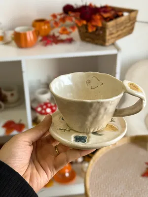 فنجان لون بيج مع صحن رسمات أحفورات