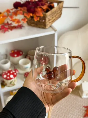 كوب شفاف مع سنجاب داخله🐿️