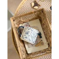 كوب أزرق بعدة رسومات مميزة